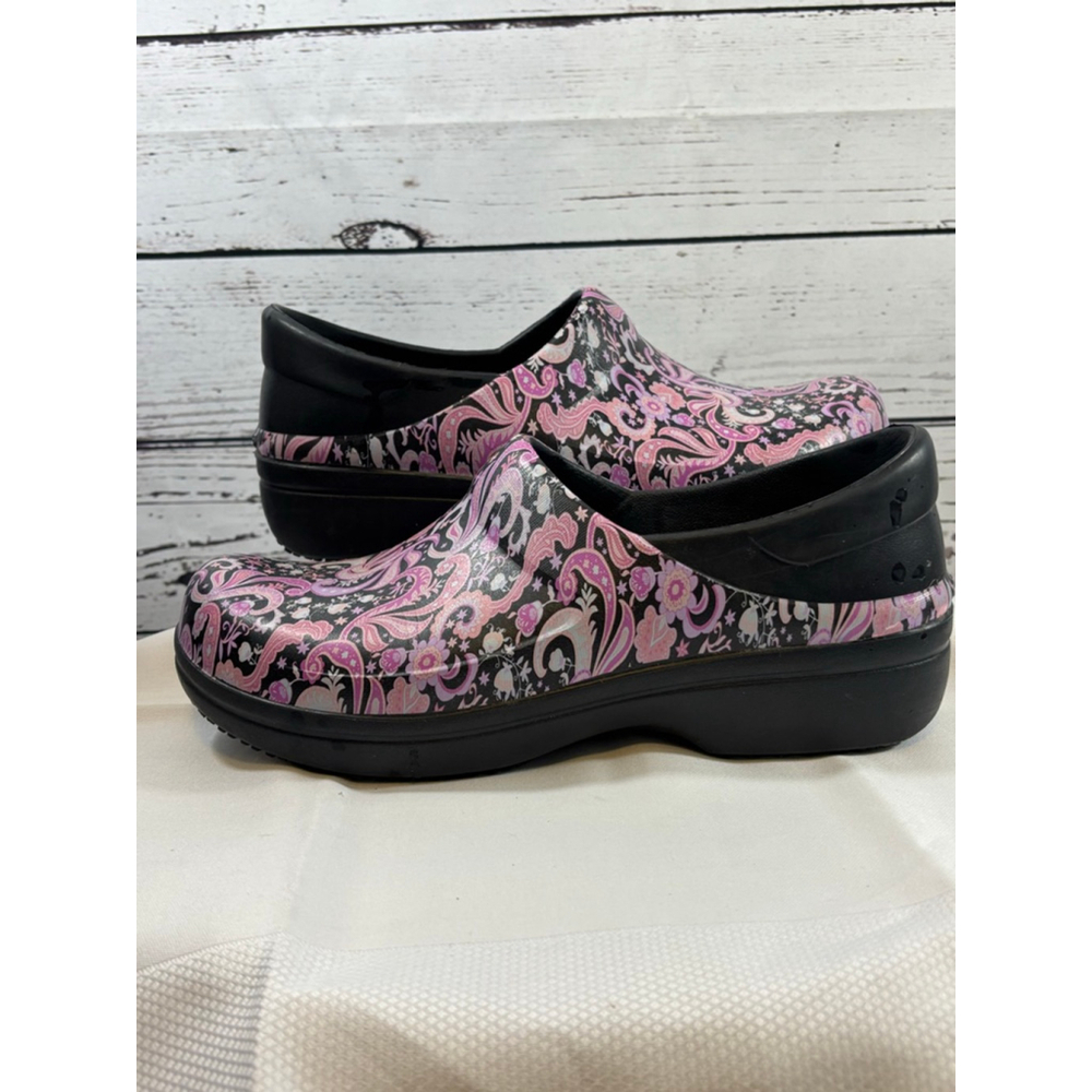 Women's Crocs Mules & Clogs Size 11 Black Pink Purple Paisley Pattern - Picture 2 of 9